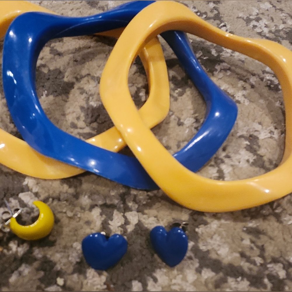 Vintage 1950s Early Plastic Wavy Blue and Yellow Bangles With Matching Earrings - Picture 9 of 11